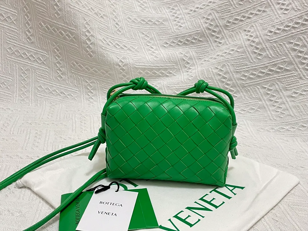 The styles of the niche woven small square bags are more fashionable, and they are lighter than the cloud bag! And the capacity is much larger, this is just a cute little bag that can cross all age groups, and the large woven grid does not look old-fashioned. This is a very excellent small bag! Size: 17cm*10cm*6cm